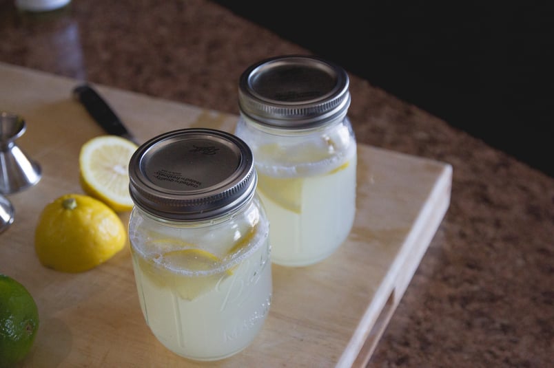 Mason-jars-with-lemonade-and-lids