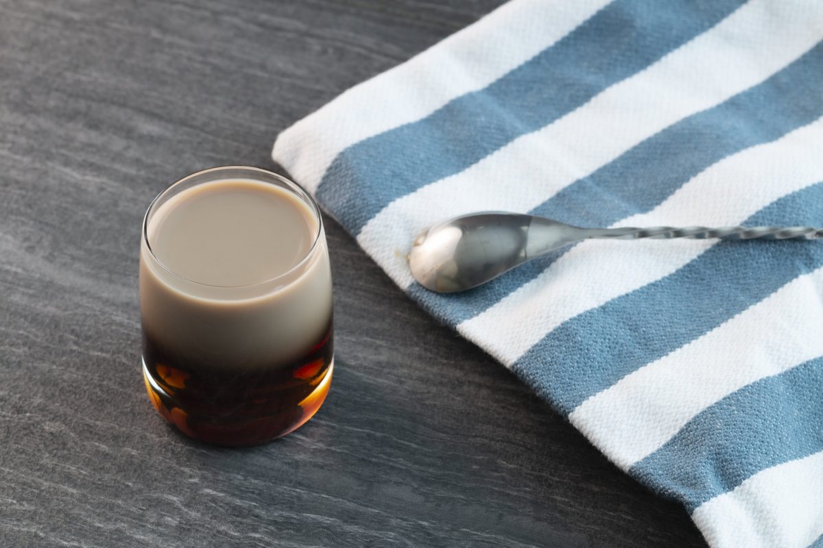 Ricetta Baby Guinness Shot Share Me how-to-make-a-baby-guinness-shot-guinness-babyguinnness-drinktips
